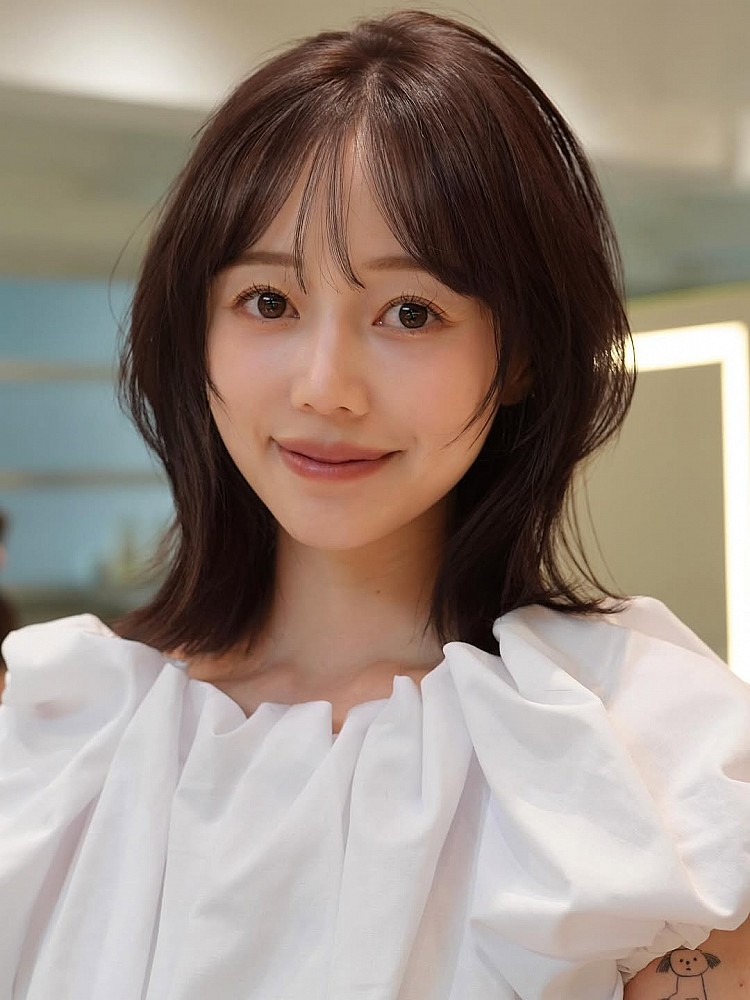 法式瀏海髮型推薦17：層次魚尾剪