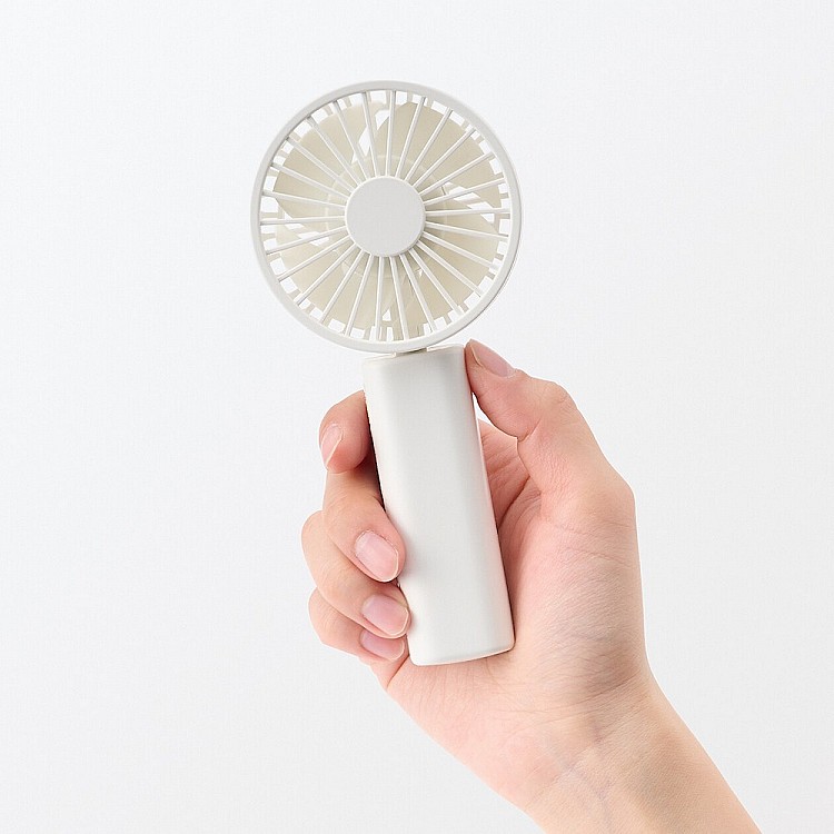 這款隨身風扇體積小、重量輕，卻具備四段風力調整，不論通勤、排隊或戶外活動都能立刻派上用場。