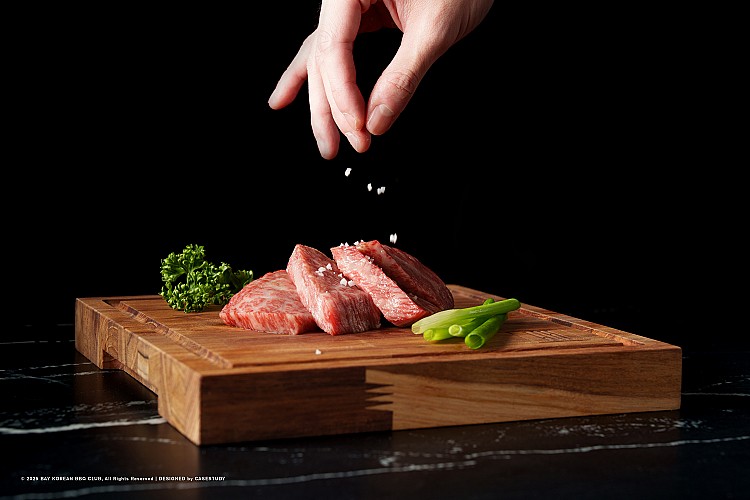 牛肉是舞台焦點，美國SRF極黑牛、日本A5和牛、到台灣在地冷藏黑毛豬肉，款款都經過嚴格把關。