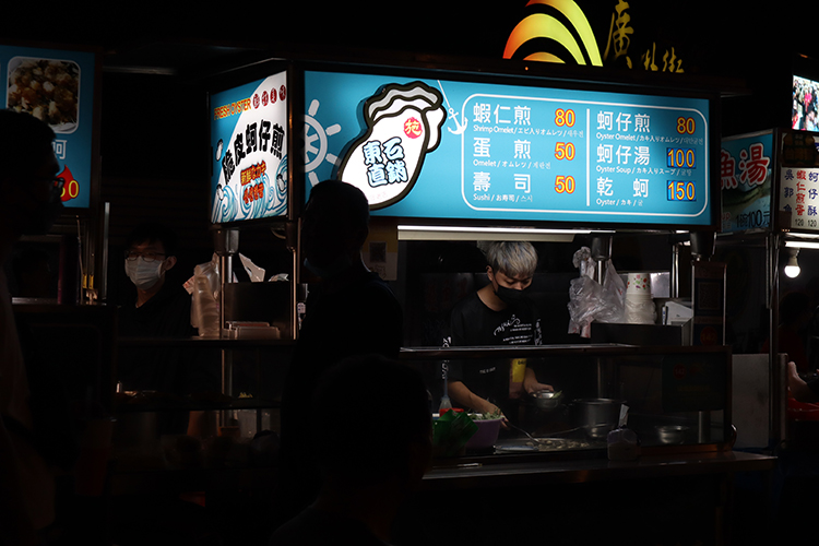 在萬華，蚵仔煎的江湖地位向來競爭激烈，但廣州街夜市的「施記東石蚵仔煎」始終穩坐老地方的排隊王。