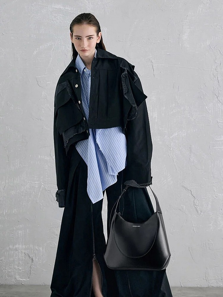 這款官網限定的Sigrid流浪包,選用小牛PU材質製成,表面細膩耐用,大容量空間能滿足日常攜帶需求,磁釦開合設計方便收納取物,展現低調卻不失高級的時尚氣息。