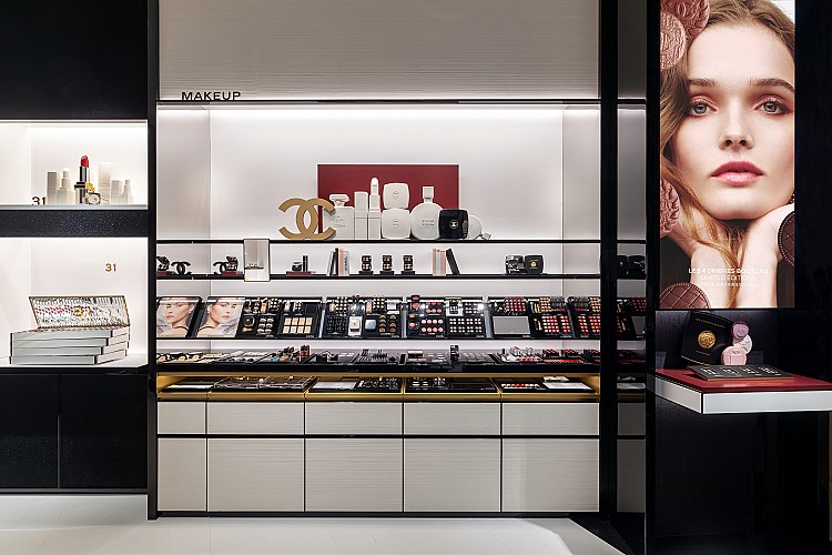 101美妝精品店開幕同步,也搶先前台上市嶄新「珠寶鈕扣四色眼影」