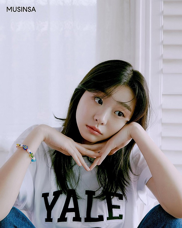 韓系中長髮推薦8：金多美八字瀏海層次剪