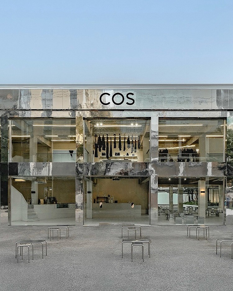 H&M 集團旗下的高階支線品牌COS，繼2022年於台北101開設全台首間實體店後，近日正式宣布台灣官方購物網站上線，品牌穩健的設計語彙與永續理念，讓其在追求質感與實穿並重的消費趨勢中脫穎而出。對極簡控而言，不僅讓台灣消費者能更輕鬆入手單品，也象徵其積極深耕台灣市場的決心。