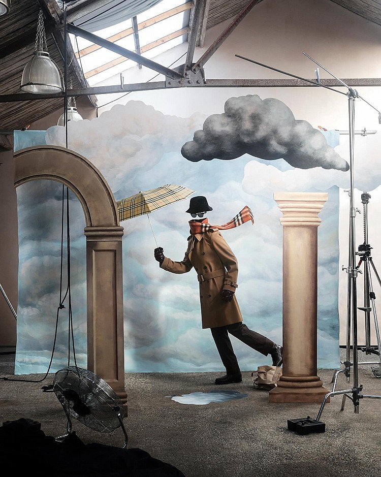 Burberry逆勢成長！零售端與整體營運的回升氣勢，截至9月27日的上半年中，Burberry零售店業績於第二季度實現2%的基礎銷售成長，品牌交出正成長的成績單，2025第二季顯示品牌在產品策略、門市體驗與市場布局上的調整已開始帶來成效。消息公布後，Burberry 股價於英國時間上午 9 點上漲超過 4%，達到 13.06 英鎊，展現投資人對品牌前景的信心回升。