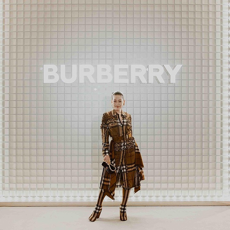 小S過去出席Burberry活動，以一身經典格紋，身穿褶飾格紋彈性平織襯衫式洋裝，搭配特大格紋羊毛蘇格蘭裙與過膝針織襪靴，，整體層次感十足又不失高級氣場。