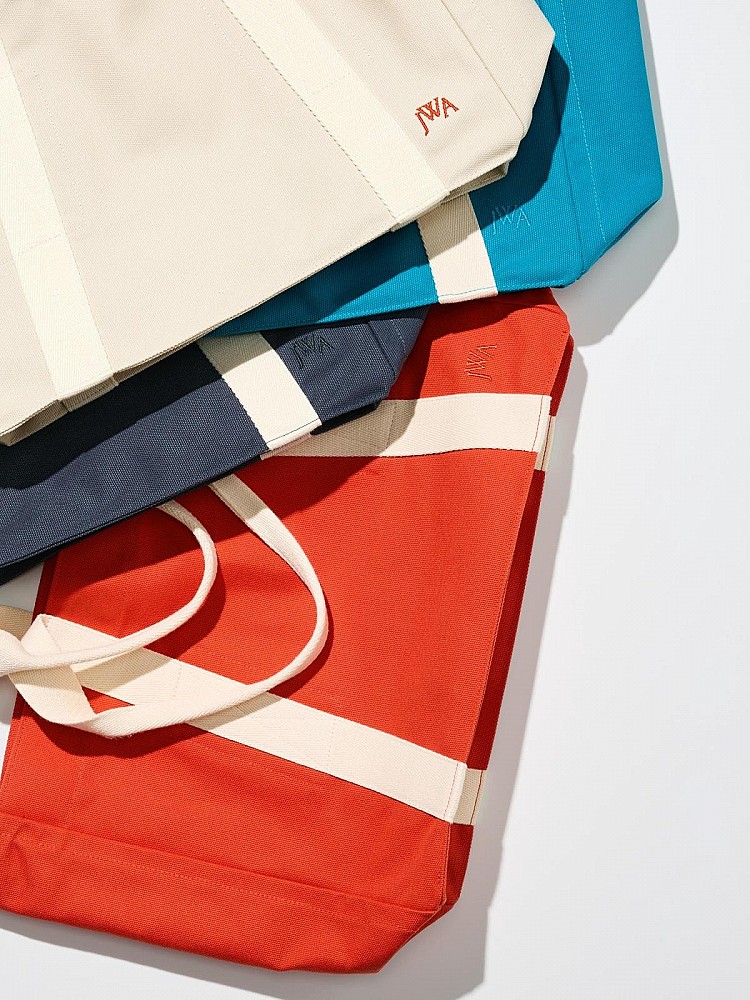 這一款Uniqlo托特包,讓人以不到千元的價格入手Dior設計師親自監修的聯名單品,售價上NTD990,即將於10月17日正式開賣,請筆記好行事曆,官方網站與指定實體店同步開賣,預計將再掀搶購熱潮。