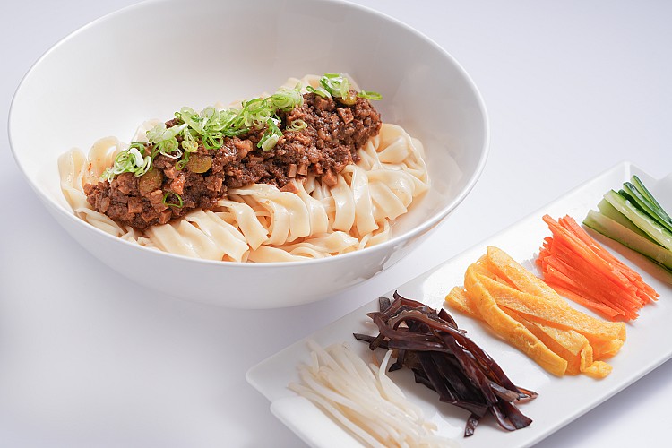 曾被老饕視為「通關密語」的喜相逢麵館,以熟客制與極高完成度成為台北最難訂的私廚之一,也是黃仁勳點名造訪的愛店。