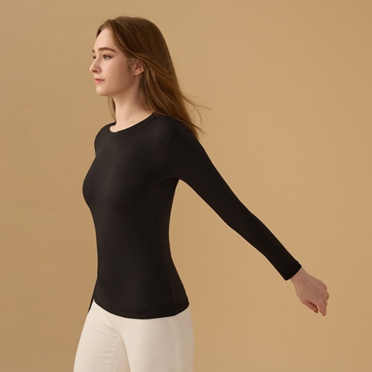 One Boy一直以「好穿、實用」收服一票鐵粉，這件升溫6.53°C的黑科技肌底發熱衣同樣走機能派路線：內裡刷毛親膚柔軟，貼身穿不刺不癢，暖度來得快、也更穩，當作冬天最底層很有安全感。（價格：NTD790⭢550）