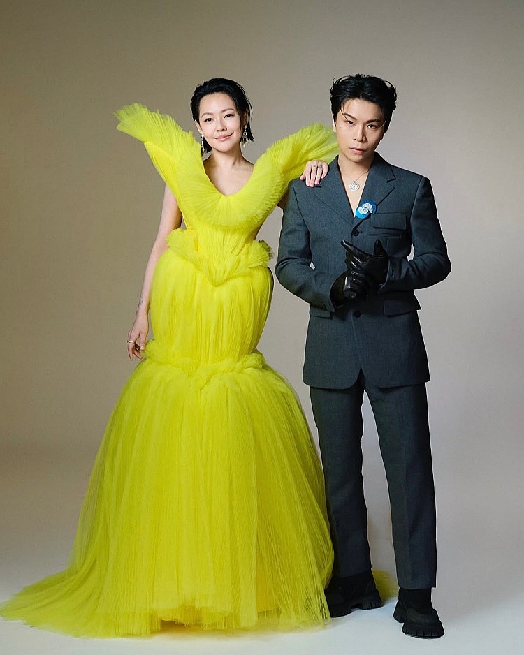 受到愛姊大 S 的鼓勵，小 S 在 2022 年以節目《小姐不熙娣》重新回歸主持，節目找來派翠克與小 S 搭擋，並邀來多位現代女性組成「不吸地團」節目班底，以女性做為出發點，聚焦女性職場與生活感受，即使少了蔡康永，還是以犀利的觀點與自然的互動吸粉無數。