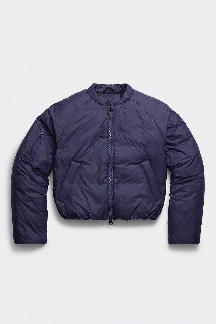 Elba飛行員羽絨外套是一款把「極簡」做到很有態度的設計。它以多層次羽絨結構打造出乾淨俐落的外觀，刻意降低多餘裝飾，讓線條與比例成為視覺重心。另外，這一款羽絨服更 具備易收納的實穿優勢，如果你很常出差，那麼這一件值得你投資入手！