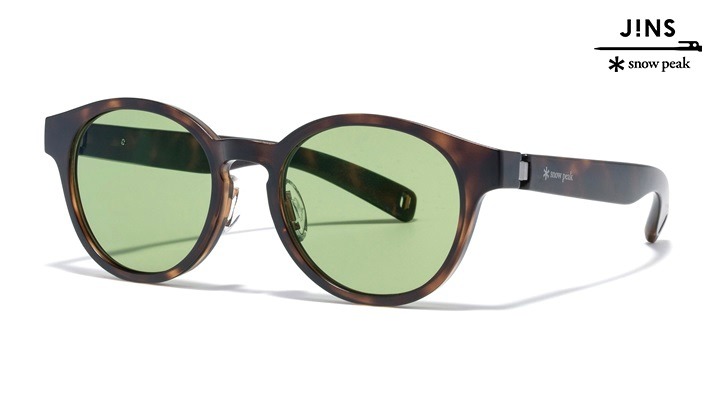 說到平價又高品質的眼鏡品牌，來自日本的Jins絕對是榜上有名，多樣選擇、親民價格迅速打出知名度，不管是學生族還是小資族都能找到自己的style，近年來他們更積極聯名，比如最新登場的 Jins × Snow Peak 2025聯名墨鏡更是反應熱烈！