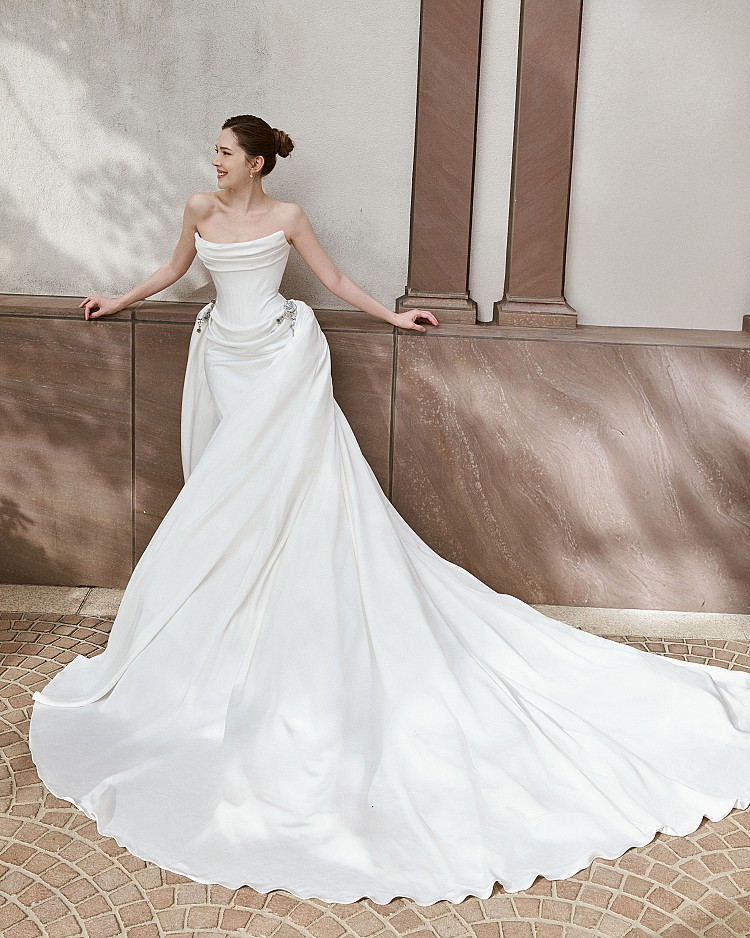 Nicole、Felicia兩人從小看著父親經營婚紗代工廠，耳濡目染之下便決定在20多歲成立自己的婚紗品牌，兩人以結合東、西方的創新思維傳承上一代的事業，姐姐Felicia負責營運事務，服裝設計與品牌拓展則由妹妹Nicole主導。Nicole + Felicia婚紗最知名的是精湛手工藝和具有戲劇張力的華麗剪裁，舉凡鑽飾、鴕鳥毛、手工珠繡等元素都常出現在設計中，巧妙將婚紗禮服做出不一樣的時髦風格。