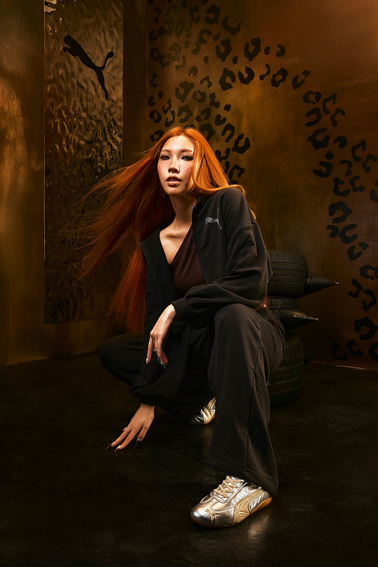 Puma Speedcat最初源自賽車鞋設計，低鞋身與薄底結構強調貼地腳感與靈活度。這款 Silver Wns以金屬感銀色皮革打造鞋面，搭配流線型側邊線條與經典膠底，運動語彙在亮面材質下轉化為造型亮點，也難怪成為Karencici上腳示範的話題鞋款！