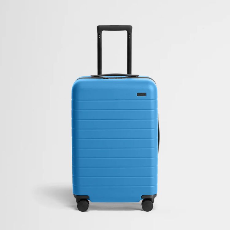 來自紐約的行李箱品牌Away，以簡約設計與實用細節受到年輕族群喜愛，這款天空藍色調清新耐看，搭配品牌招牌的內建分隔與穩定滑輪設計，兼顧外型與使用體驗。