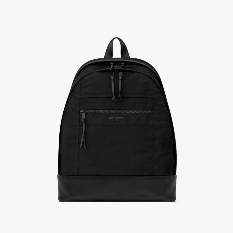 Saint Laurent後背包以可回收尼龍拼接皮革打造，完美詮釋品牌一貫的冷靜都會感。正面翻蓋口袋印有Logo字樣，皮革底座與雙拉鏈隔層則讓耐用度與收納機能同步升級。