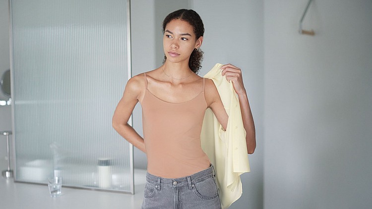 透過特殊纖維與吸濕排汗設計,能迅速帶走熱氣與汗水,讓肌膚保持乾爽。