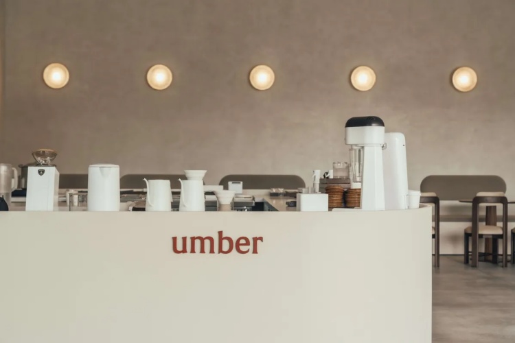 台南市美術館|褐 umber主打精品手沖與義式咖啡,延伸咖啡的溫度感——以咖啡烘焙的土色(Umber)命名,呼應城市的歷史質地。