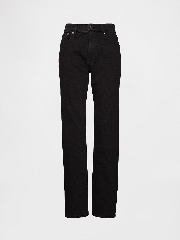 全黑丹寧本身就具備強大視覺收縮效果，再搭配能完美拉長下半身比例的高腰設計，版型屬於乾淨俐落的直筒剪裁，不貼腿、不臃腫，穿上後腿部線條立刻變直，如果你在找一條百搭的黑色牛仔褲，這一款Gap高腰直筒褲絕對要列入清單！