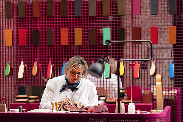 愛馬仕將巴黎的優雅氣息帶進台北，這場期間限定展覽《愛馬仕匠心工坊》，邀請觀者近距離欣賞來自法國工坊的工匠，如何以純熟技藝與創造力為作品注入生命。