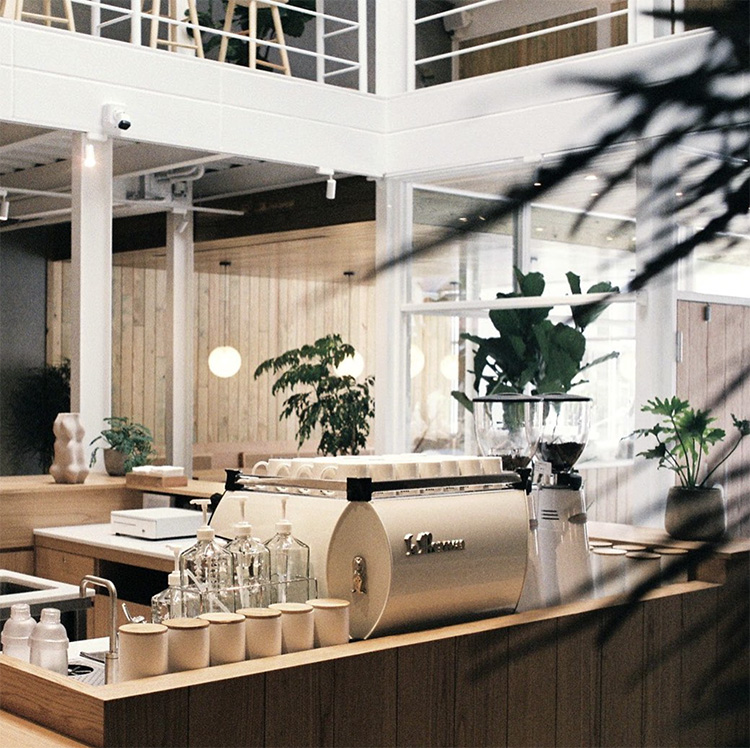 設計團隊將一樓規劃為開放式座區,桌與桌之間保留恰到好處的距離,讓每個人都能自在呼吸。