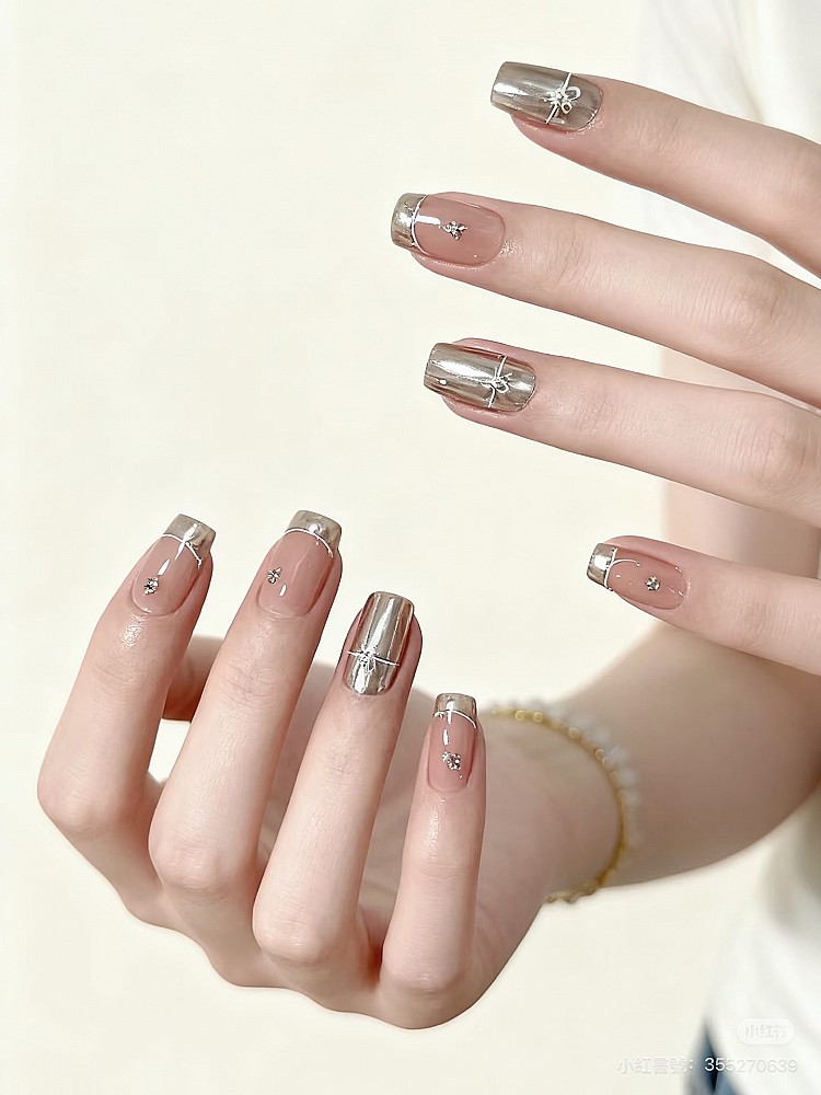 銀色光療美甲推薦8：鑽光禮物盒