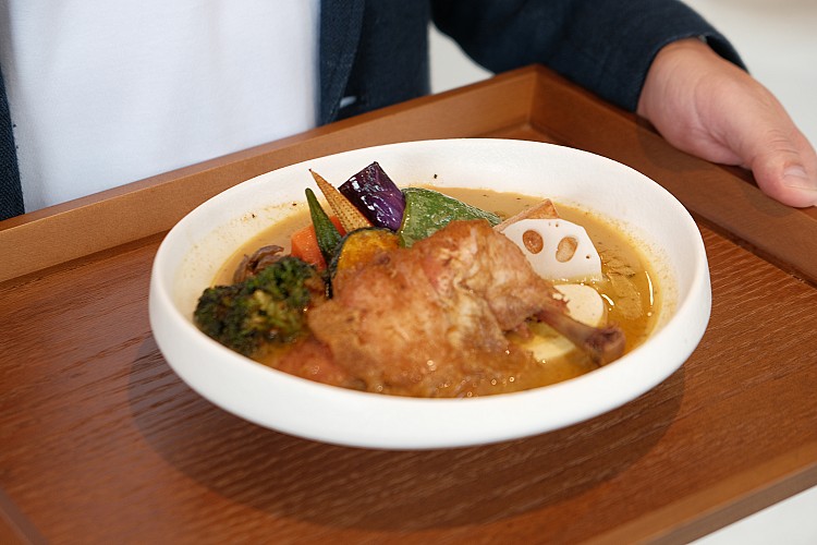 想理解Soup Curry King為什麼能在北海道闖出名聲,「軟嫩雞腿湯咖哩」就是那個最能代表品牌的答案。