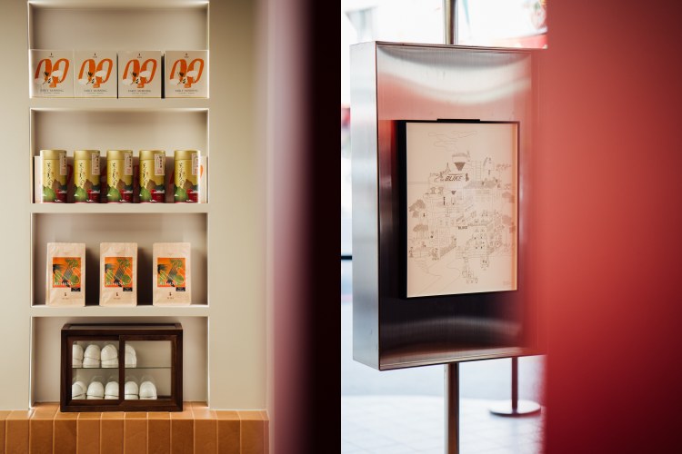 從顧客視角望向內場，鏡面與玻璃的穿透感讓咖啡製程一覽無遺