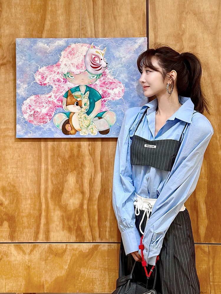 這套展現造型的細節控！在穿搭層次上，運用淡藍色襯衫外罩黑色條紋的Bra Top，是為穿搭中的視覺中心，巧妙以成套的條紋寬褲作為下身，既保有成熟女人的穩重，也注入了年輕女孩的趣味性！