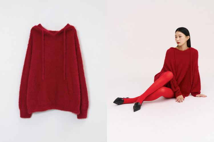 Mouggan這款紅色針織衫以輕盈水貂毛紗線打造，視覺蓬鬆卻不顯厚重，穿上身有一種被柔軟包覆的感覺。連帽抽繩設計讓整體多了點隨性感，袖圈立體拼接與前身插口袋細節，讓輪廓更有層次。