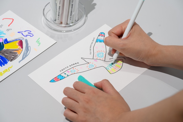 《天氣好不好我們都要飛》邀請觀眾共同繪製彩色翅膀，延續兒童參與的精神。 。Source：台北當代藝術館