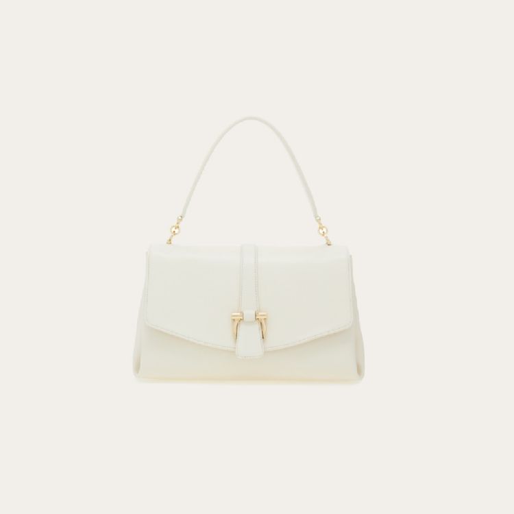 Ferragamo以俐落線條呈現品牌一貫的優雅語言，溫潤的雲舞白色皮革散發柔和光澤，極簡翻蓋結構透過中央的金色Gancini扣飾點亮。