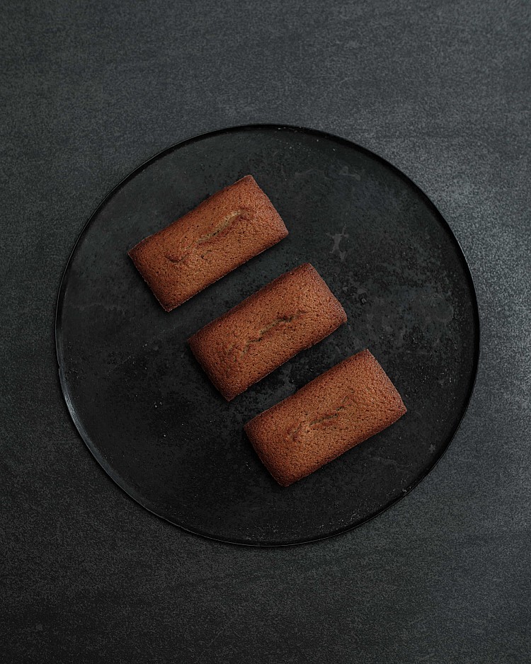 焦糖布丁冷藏後入口更添深邃香氣，費南雪與可麗露則以現烤香氣征服東京貴婦圈，而泡芙那濃郁內餡則是每日搶購的焦點。