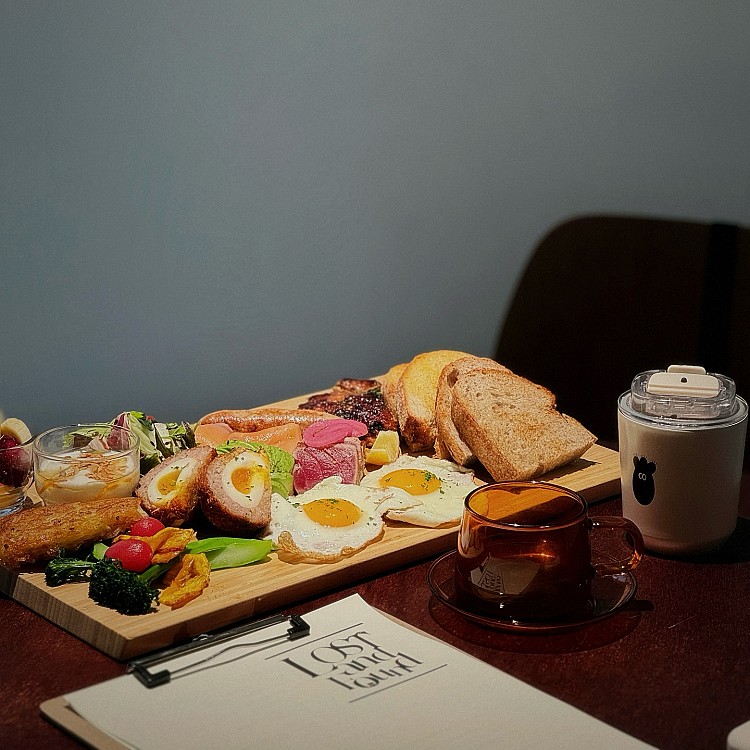 餐點同樣不失格調：阿芙佳朵可愛療癒、冰與濃縮咖啡香氣交融；招牌的奶香蛋沙拉吐司則以濃郁滑順卻不膩的蛋沙拉征服味蕾。