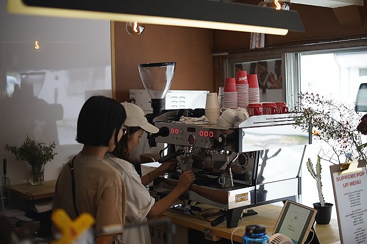 結合紐西蘭、澳洲咖啡文化，所有咖啡豆皆由自家烘焙，香氣乾淨、層次飽滿，許多訪客更形容為「在日本喝過最好的咖啡之一」。