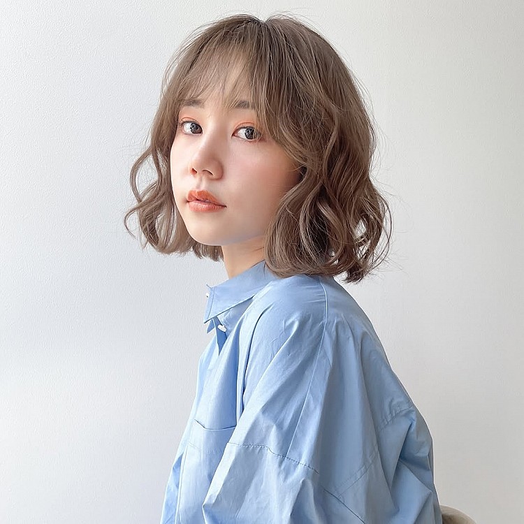 法式瀏海髮型推薦21：果凍燙短髮