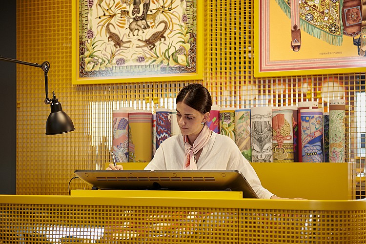 觀展採LINE官方帳號免費預約制，同時可登記觀賞紀錄片《愛馬仕全球足跡》於光點華山電影館放映。無論你是藝術愛好者還是時尚迷，這場展覽值得你親自造訪。