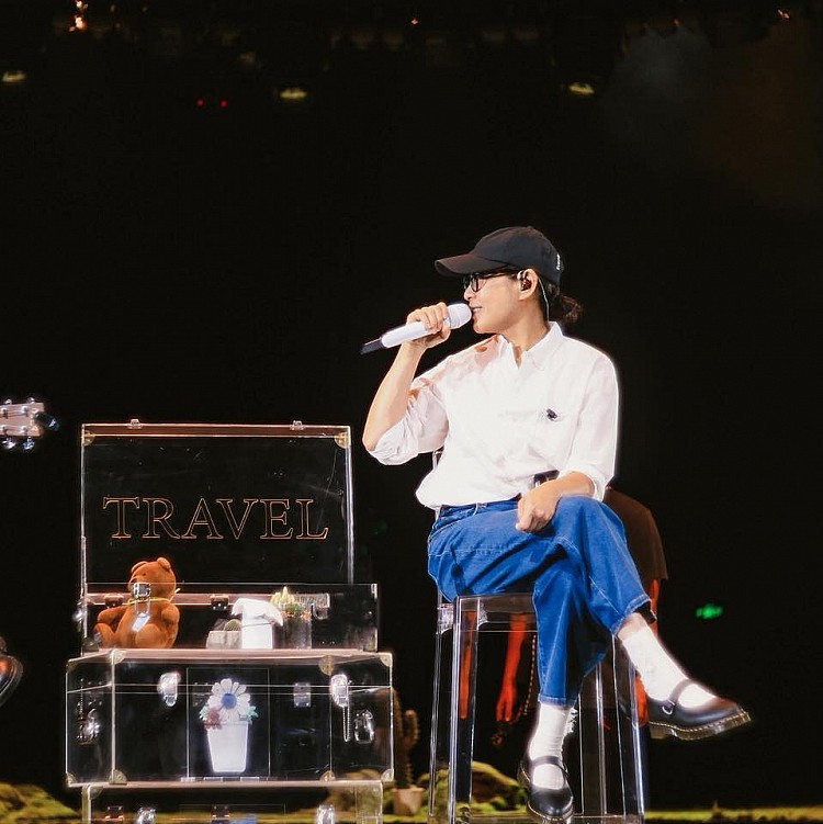 劉若英在彩排時，用清爽的白襯衫搭配微寬鬆的藍色牛仔褲，原本偏中性的穿搭，因為圓潤的Dr. Martens瑪莉珍鞋，加入了一點girl vibe，在 男孩感與女孩感之間取得完美平衡，整體穿搭造型讓年齡感往下拉了一大截。