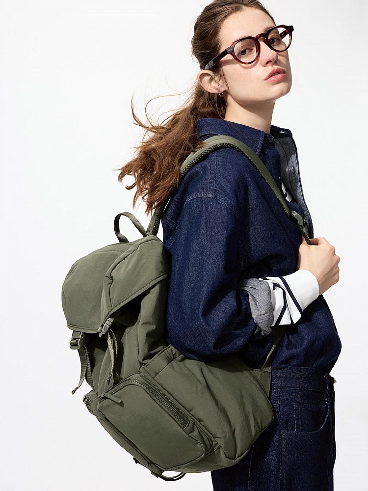 繼「半月包」掀起搶購熱潮後，Uniqlo再推出「多口袋後背包」，在日本官網更獲得近滿分好評，如今台灣也能入手。