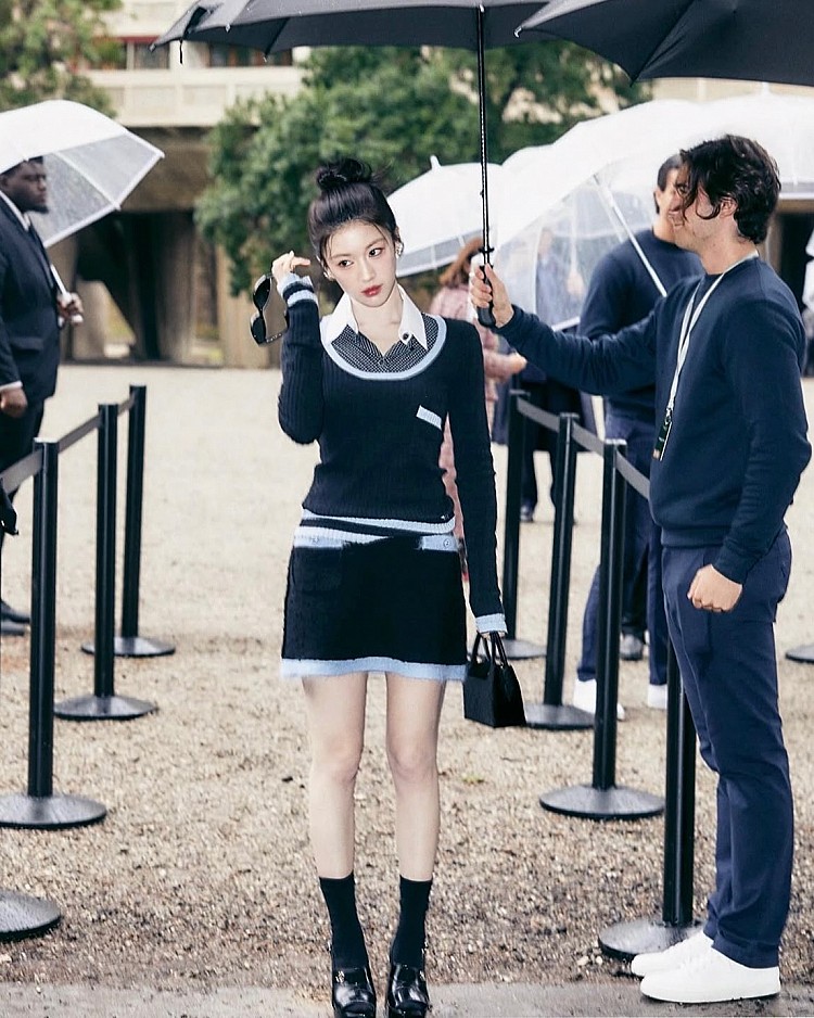 高允貞也因為絕美的外型，讓她成為各大品牌的寵兒，包含多次受 Chanel 之邀參與品牌活動， 並以自己獨有的氣場完美駕馭品牌單品，而受封「新一代人間香奈兒」，去年更正式接任 Chanel 彩妝大使。