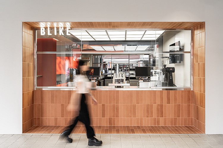 從早年路邊紅茶攤起家，再到高端茶飲品牌Blink。大里Lab店，由知名設計團隊「生活起物」操刀