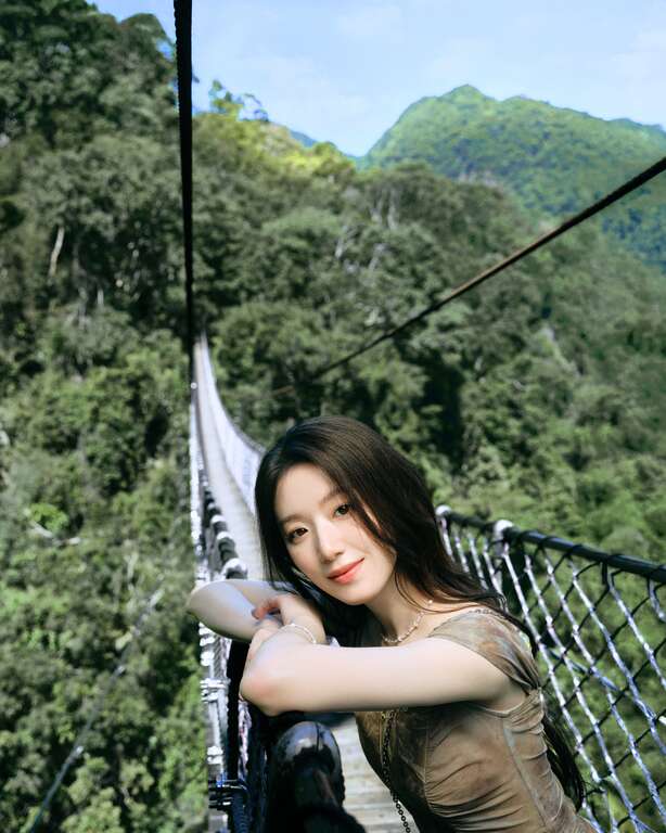 韓國女團 i-del 出道的葉舒華,以白皙皮膚、甜美氣質加上自然直率的個性吸粉無數,今年開始陸續接下台灣工作,讓台灣粉絲時常有機會近距離看到偶像,近日更以「桃園女兒」身份正式接下桃園觀光大使代言!