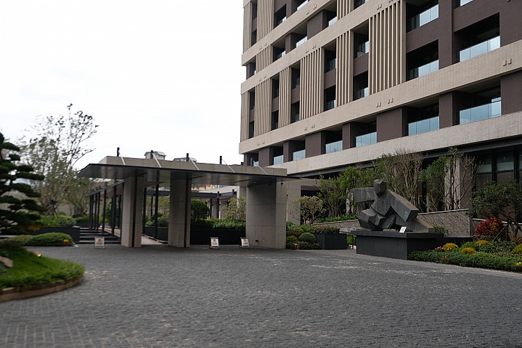 入口首先迎來朱銘太極系列的「單鞭下勢」