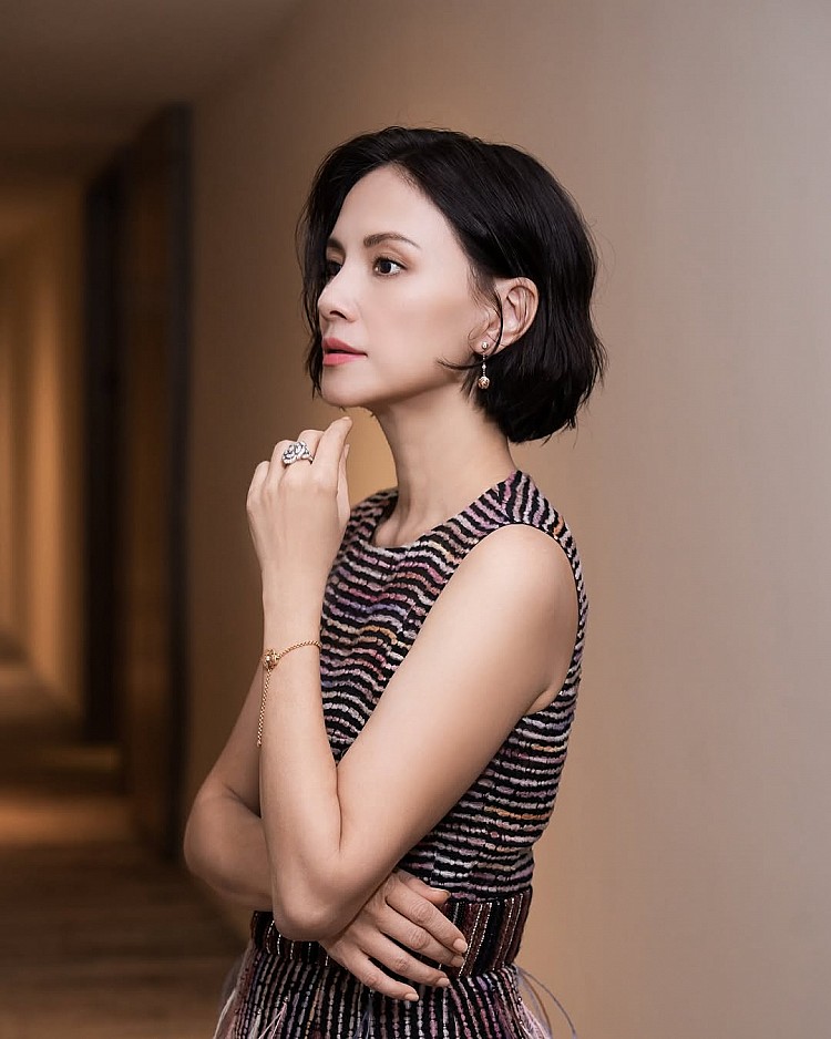 李心潔短髮造型靈感4:大旁分微卷短髮