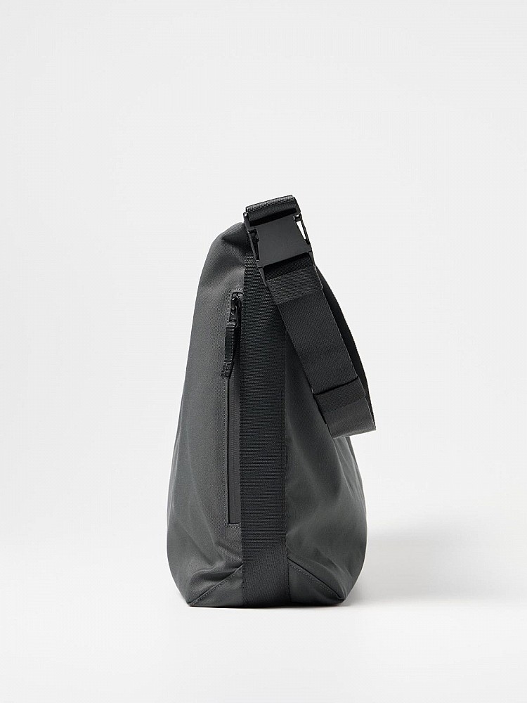 這款話題肩背包將於9月26日正式開賣，售價僅NT$790，不僅延續「Uniqlo U」系列一貫的極簡精神，更加入Christophe Lemaire標誌性的功能美學。如此親民的價格，卻能入手出自Hermès前創意總監之手的設計作品，建議鎖定首波開賣，否則很可能一上架就立刻售罄！