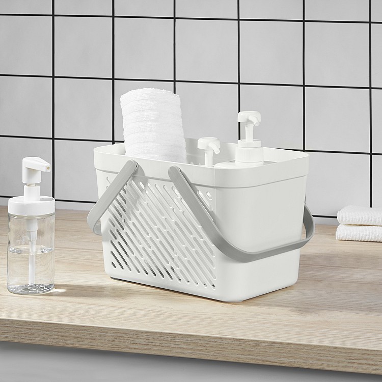 ​​​​​​​「RÅNEN置物籃」提把設計讓移動變得毫不費力，無論是浴室瓶罐、洗衣間清潔用品，或臨時集中收納的小物