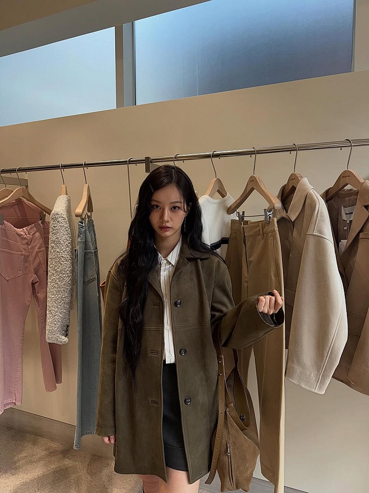 翻領大衣的領片其實會影響「臉部比例」，而偏直線的翻領線條朝下延伸，能有效拉長脖子、修飾臉的圓弧感。