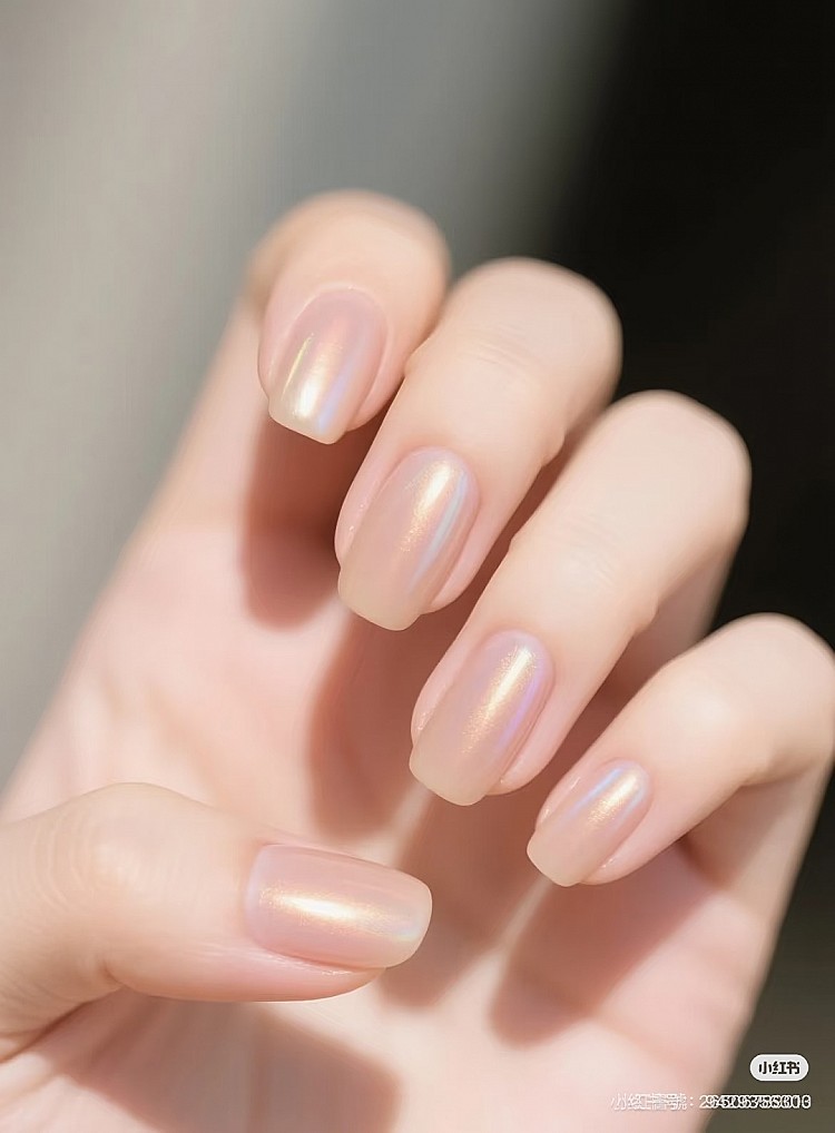 2025裸色光療美甲推薦3：純色霓光