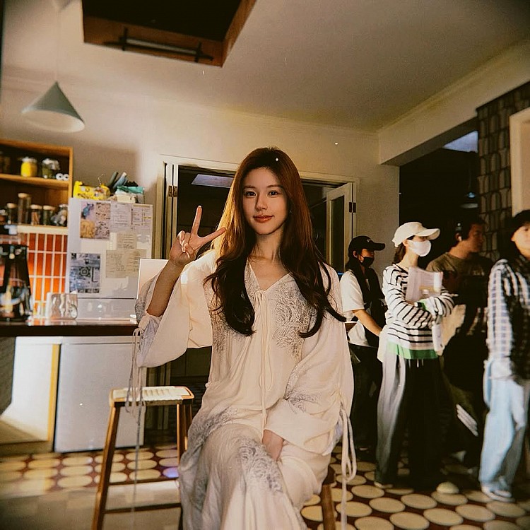 要如何輕鬆打造「仙女感」？這一襲米色刺繡長洋裝，細緻的花紋與繫帶設計營造出溫柔又文藝的氣息。寬袖與飄逸面料讓整體線條自然流動，即使在室內光影間也完美詮釋「不費力的優雅」！