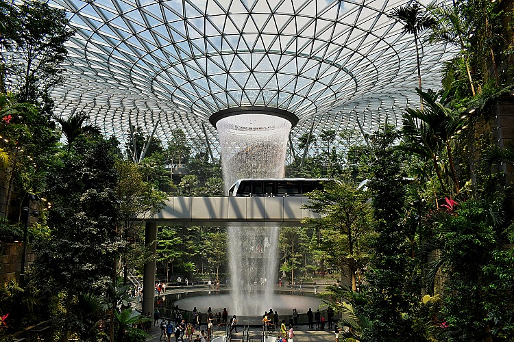 自2023年擠下日本後,新加坡以三年蟬聯榜首。在外交策略上,新加坡始終維持極度務實的不選邊路線,與各國皆保持高信任關係,極少捲入地緣政治衝突